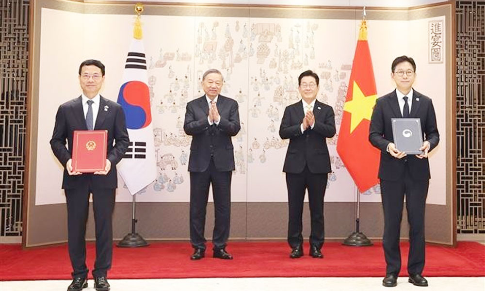 Party chief witnesses exchange of Vietnam-RoK cooperation documents